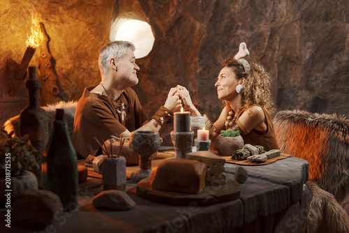 Cuadro en lienzo Romantic Caveman Couple Holding Hands – Sweet Prehistoric Date Night and Timeles