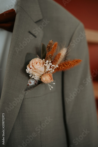 Boutonnière florale sur costume de marié
