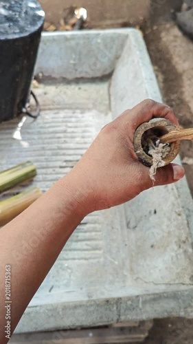 Inserting turpentine-soaked oakum into bamboo for pest protection