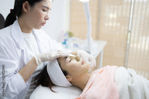 Quadro su tela Woman relaxes during facial treatment