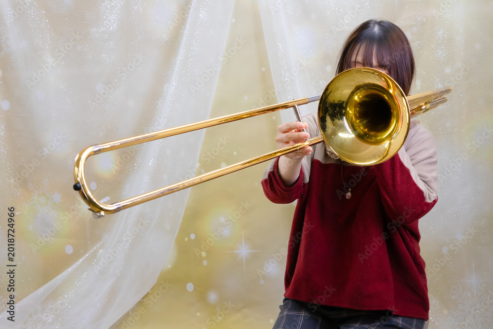 Obraz premium girl playing trombone 