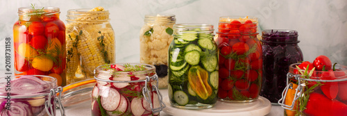 Fotografía Fresh vegetables like cabbage, tomatoes, cucumbers and radishes, onions, corn, p