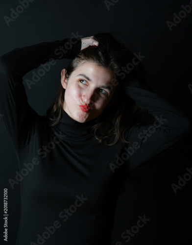 Bild auf Leinwand Junge Frau im Low-Key Licht mit nachdenklichem Blick – atmosphärisches Porträt mit starken Schatten, minimalistischer Ästhetik und emotionaler Stimmung
