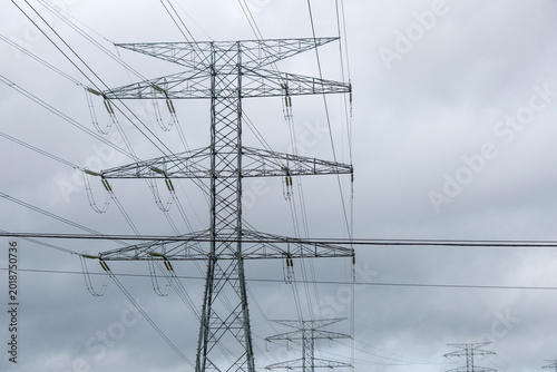 Torre eléctrica con cables en día nublado