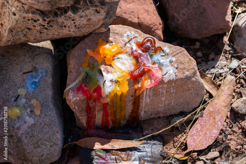Foto huellas de ceremonias espirituales con velas derretidas entre rocas del cerro ch