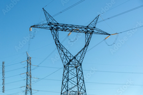 Torre eléctrica con cables de la luz en un día de cielo despejado