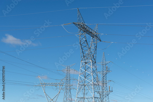 Torres de electricidad con fondo de cielo azul