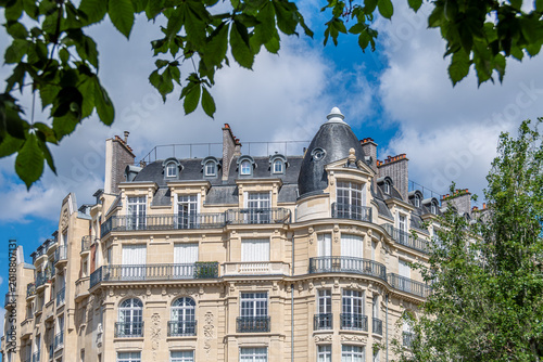 Façades d'immeubles d'appartements parisiens de style classique le long d'une rue bordée d'arbres. Concept de marché immobilier d'habitation pour les logements anciens en France et à Paris