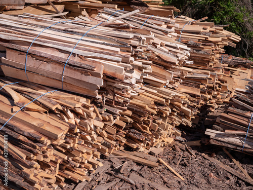 Bundled wooden offcuts from planks and boards prepared for transport. Waste timber suitable for heating, firewood, wood processing, recycling and construction use.