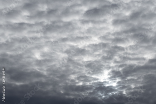 Foto Heavy gray stratocumulus clouds fill the sky in a dramatic overcast cloudscape,