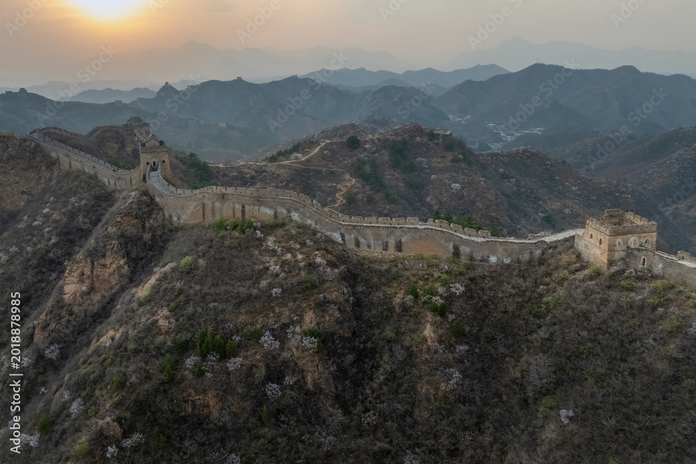 Fototapeta premium Sunset over the Great Wall of China.