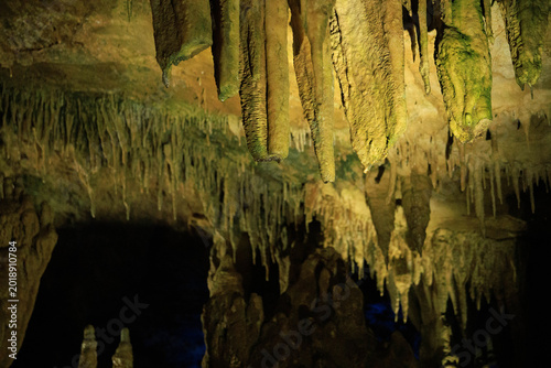 Foto Dramatic limestone cave interior featuring impressive stalactites and stalagmites formed over thousands of years