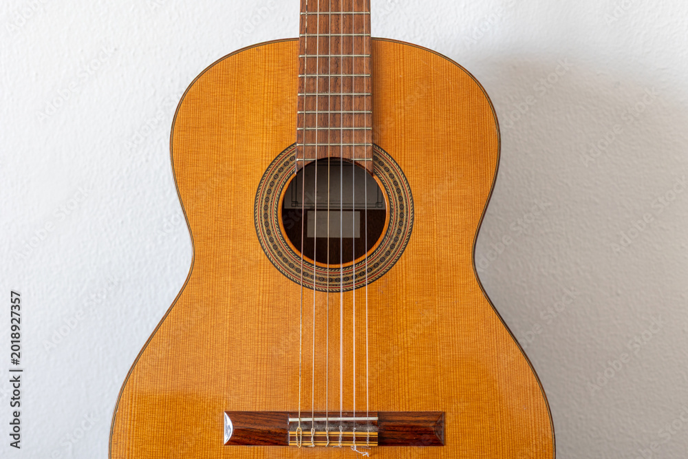 Obraz premium Front view detail of classical Spanish guitar body and strings