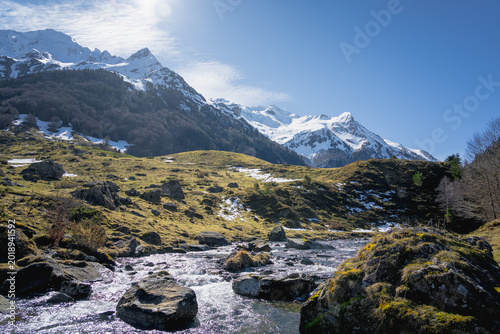 Valle de Ossau cubierto de nieve en primavera, Pirineos franceses
