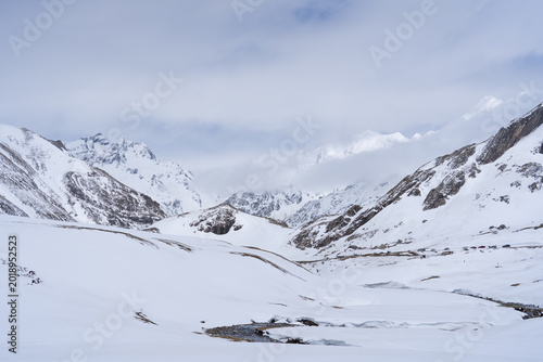 Foto Chico realizando una ruta con raquetas de nieve en la zona de Portalet y Anayet, cerca de Formigal, rodeado de montañas nevadas en los Pirineos de Aragón, España