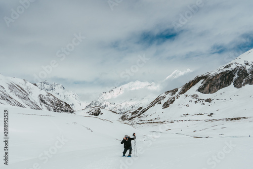 Foto Chico realizando una ruta con raquetas de nieve en la zona de Portalet y Anayet, cerca de Formigal, rodeado de montañas nevadas en los Pirineos de Aragón, España