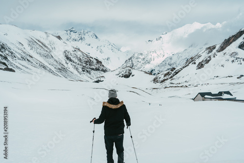 Bilde på lerret Chico realizando una ruta con raquetas de nieve en la zona de Portalet y Anayet, cerca de Formigal, rodeado de montañas nevadas en los Pirineos de Aragón, España