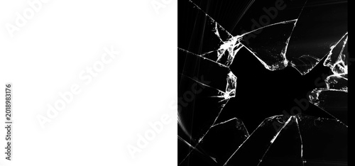 Foto A closeup view of a shattered glass surface with sharp fragments and cracks on a