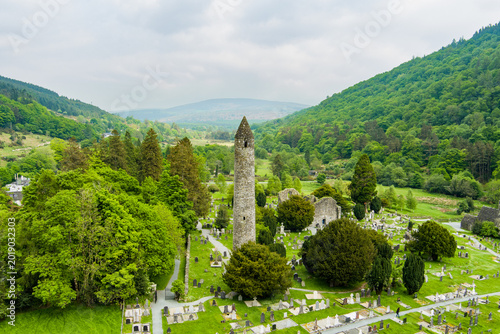 Fotografía Aerial view of ancient cemetery and round tower at Glendalough Monastic Site in County Wicklow, Ireland