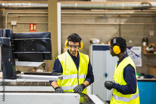 Plakat Factory workers operating cnc machine in lumberyard