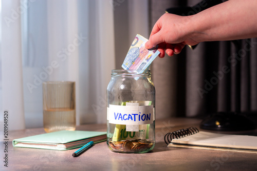 Schilderij op canvas Vacation savings in jar