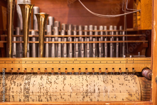 Quadro su tela Close-up view of the internal mechanism of a vintage barrel organ or mechanical street organ