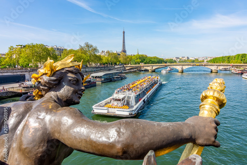 Foto Sculpture on Alexander III bridge over Seine river with Eiffel tower at backgrou