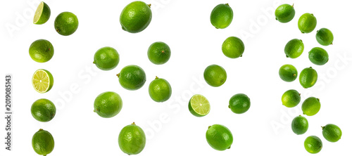 Φωτογραφία Fresh limes falling splashing cutout on transparent background