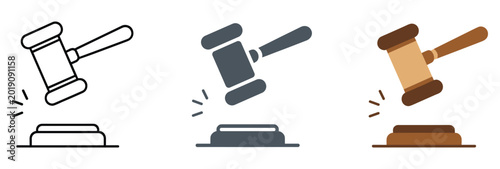 Foto Hammering Justice: A gavel poised, symbolizing law and order