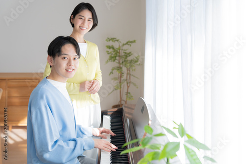 ピアノ教室の先生と生徒