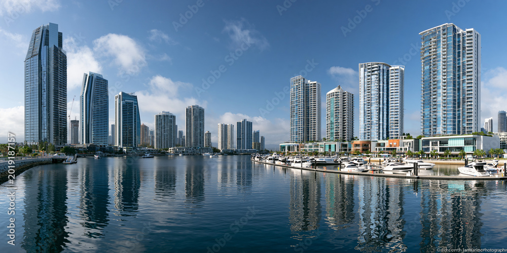 Obraz premium Explore Coastal Cityscape: Modern Architecture & Skyline Views in Waterfront Living Hub