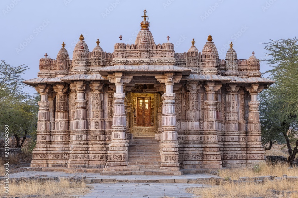 Obraz premium Intricately Carved Jain Temple Facade at Dusk