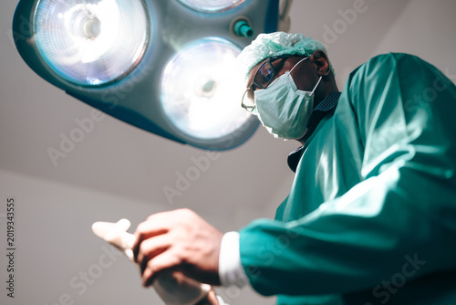 Bild auf Leinwand Doctor surgeon surgery hospital operating surgical mask light healthcare profess