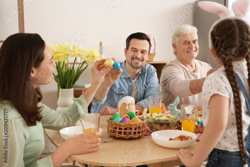 Happy family breaking Easte...