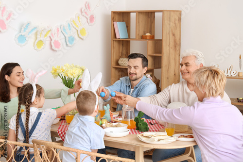 Happy family breaking Easte...