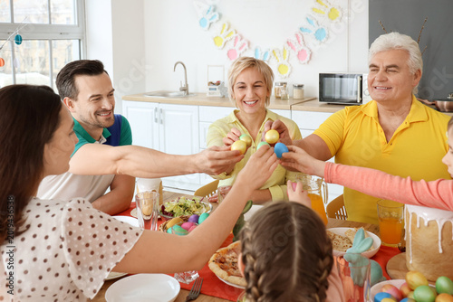 Happy family breaking Easte...