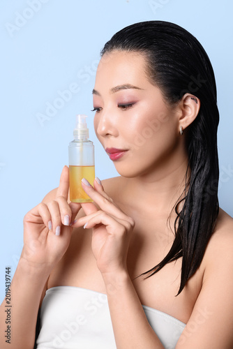 Beautiful young Asian woman...