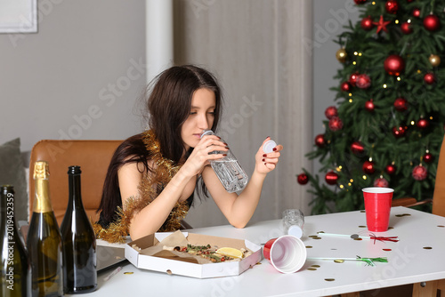 Young woman with hungover d...