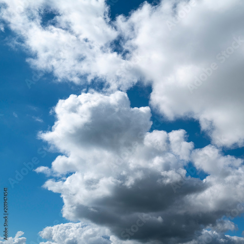 gros nuages blanc dans un ciel bleu, PNG fond transparent