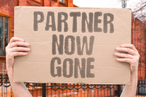 Fotografi "Partner Now Gone" Romantic partners disengage and disappear without closure in digital-age dating