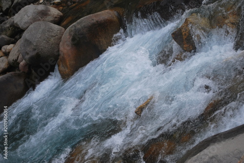 Fotografie water flowing over rocks