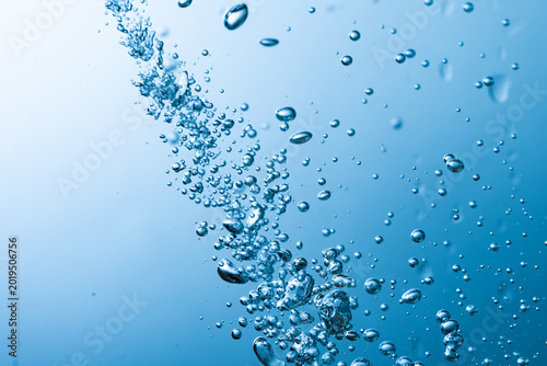 水を注いで出来る気泡	