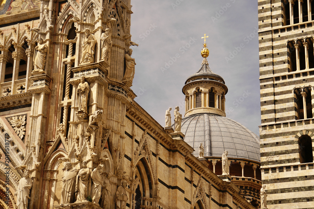 Fototapeta premium Great view of Duomo di Siena