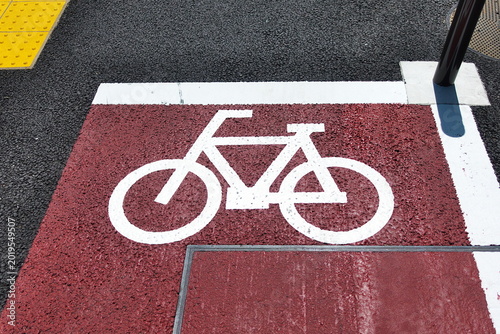 Tableau sur toile アスファルト道路に描かれた赤色の自転車専用レーン標示。改正道路交通法による罰則強化と交通安全のイメージ。
