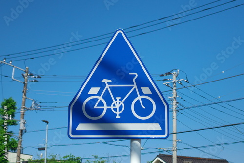 日本の道路標識「自転車横断帯」。自転車利用者の安全な横断と保護、優先を促すための交通安全標識。