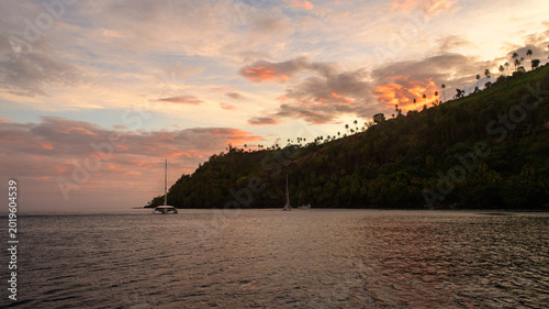 Tableau sur toile Lever de soleil grandiose sur l'île de St Vincent dans les Grenadines dans la Ca