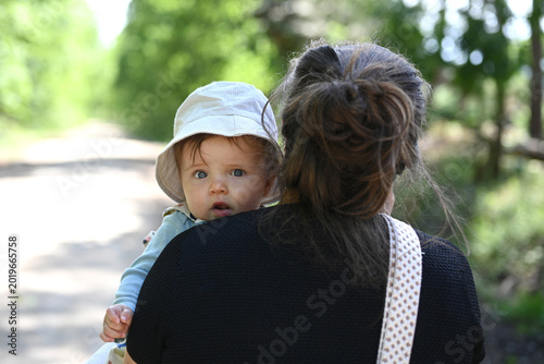 Foto young child with a hat in his mother's arms