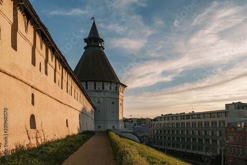 Fotografi Historical white walls and tower of the Astrakhan Kremlin at sunset