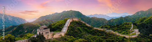 Foto Great wall China with watchtower winding over lush mountain crest, travel banner