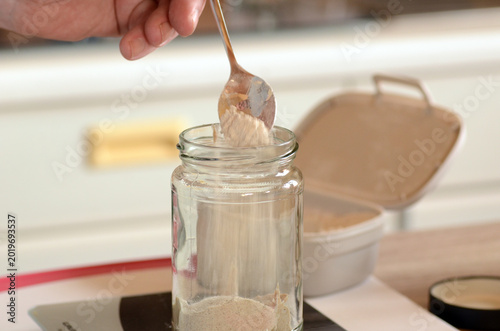 Sauerteig füttern